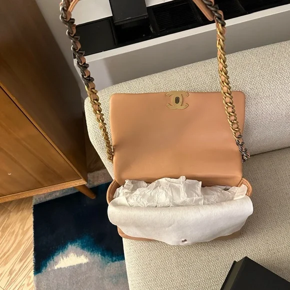 Chanel 19 large ( not maxi ) - Picture 14 of 16
